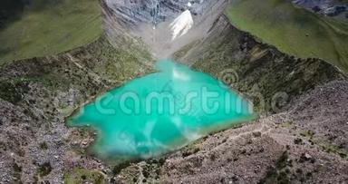 秘鲁Humantay湖位于安第斯山脉萨尔坎泰山上，海拔5473米，空中视频